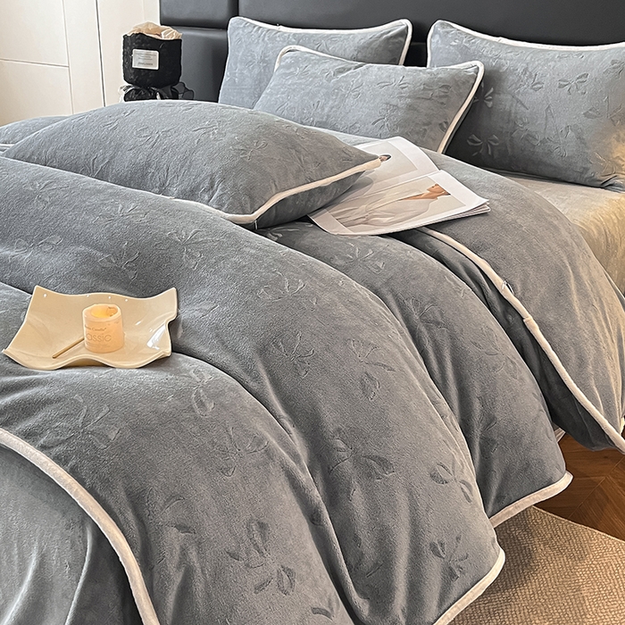 91家纺网 家纺一手货源 找家纺 金阳光家纺 2025新款A类立体雕花蝴蝶结包边款牛奶绒四件套-舞蝶系列 舞蝶-蝶灰