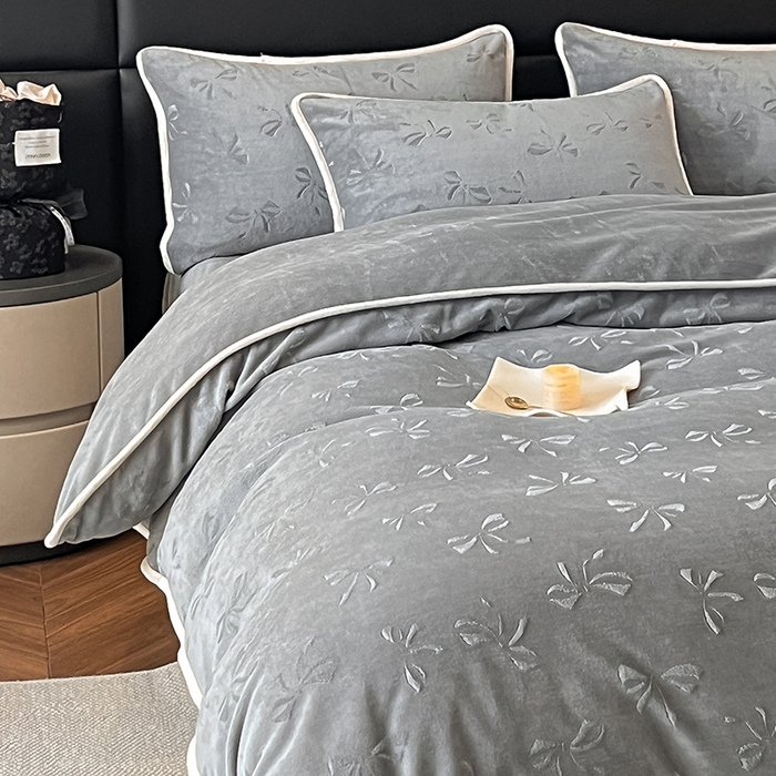 91家纺网 家纺一手货源 找家纺 金阳光家纺 2025新款A类立体雕花蝴蝶结包边款牛奶绒四件套-舞蝶系列 舞蝶-蝶灰
