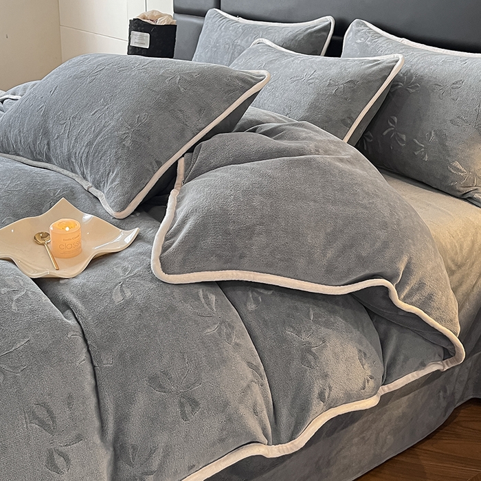 91家纺网 家纺一手货源 找家纺 金阳光家纺 2025新款A类立体雕花蝴蝶结包边款牛奶绒四件套-舞蝶系列 舞蝶-蝶灰