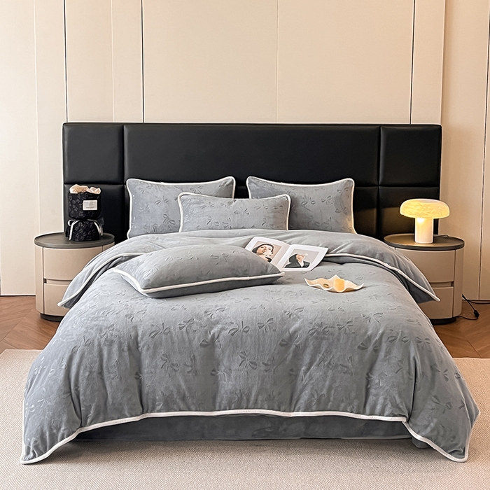 91家纺网 家纺一手货源 找家纺 金阳光家纺 2025新款A类立体雕花蝴蝶结包边款牛奶绒四件套-舞蝶系列 舞蝶-蝶灰