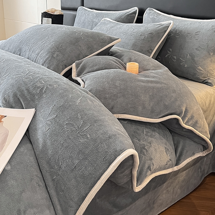 91家纺网 家纺一手货源 找家纺 金阳光家纺 2025新款A类立体雕花蝴蝶结包边款牛奶绒四件套-舞蝶系列 舞蝶-蝶灰