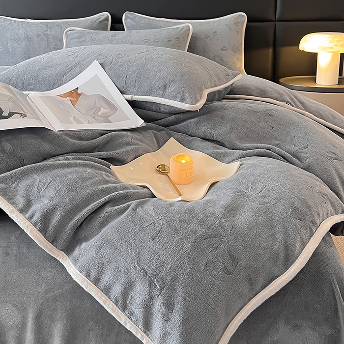 91家纺网 家纺一手货源 找家纺 金阳光家纺 2025新款A类立体雕花蝴蝶结包边款牛奶绒四件套-舞蝶系列 舞蝶-蝶灰