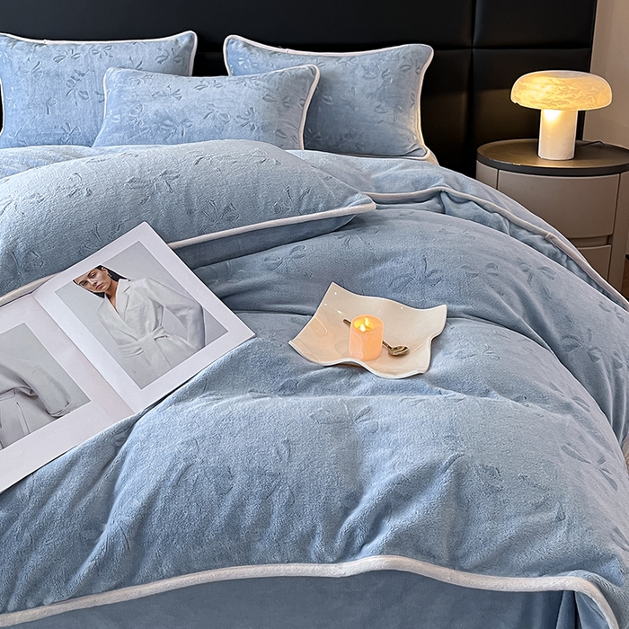 91家纺网 家纺一手货源 找家纺 金阳光家纺 2025新款A类立体雕花蝴蝶结包边款牛奶绒四件套-舞蝶系列 舞蝶-蝶蓝