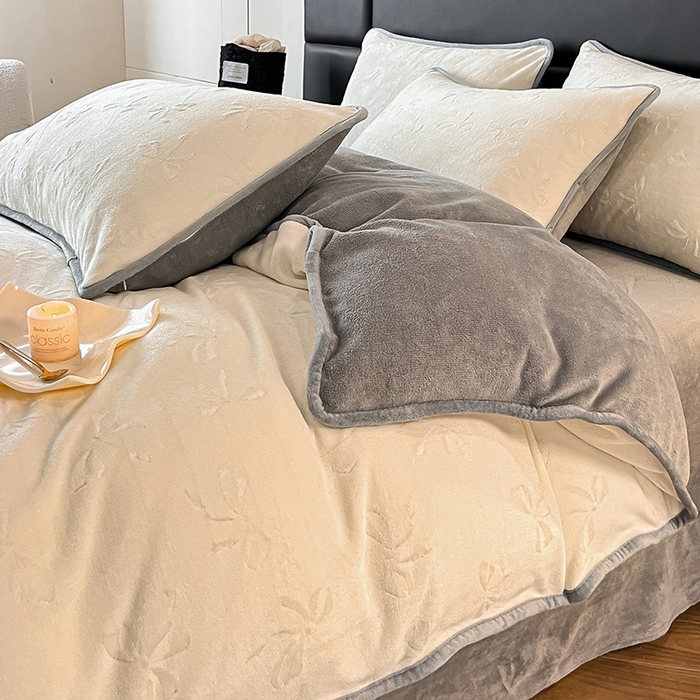 91家纺网 家纺一手货源 找家纺 金阳光家纺 2025新款A类立体雕花蝴蝶结包边款牛奶绒四件套-舞蝶系列 舞蝶-蝶白灰