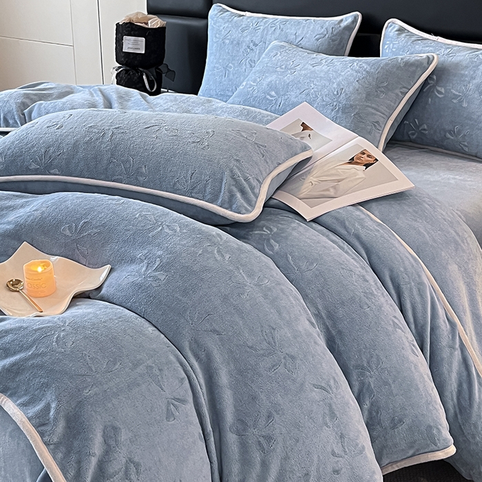 91家纺网 家纺一手货源 找家纺 金阳光家纺 2025新款A类立体雕花蝴蝶结包边款牛奶绒四件套-舞蝶系列 舞蝶-蝶蓝