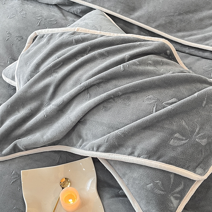 91家纺网 家纺一手货源 找家纺 金阳光家纺 2025新款A类立体雕花蝴蝶结包边款牛奶绒四件套-舞蝶系列 舞蝶-蝶灰