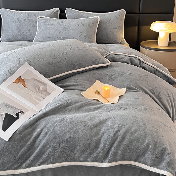 91家纺网 家纺一手货源 找家纺 金阳光家纺 2025新款A类立体雕花蝴蝶结包边款牛奶绒四件套-舞蝶系列 舞蝶-蝶灰