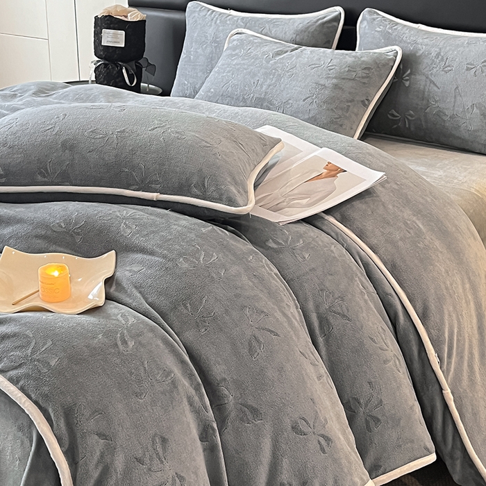 91家纺网 家纺一手货源 找家纺 金阳光家纺 2025新款A类立体雕花蝴蝶结包边款牛奶绒四件套-舞蝶系列 舞蝶-蝶灰