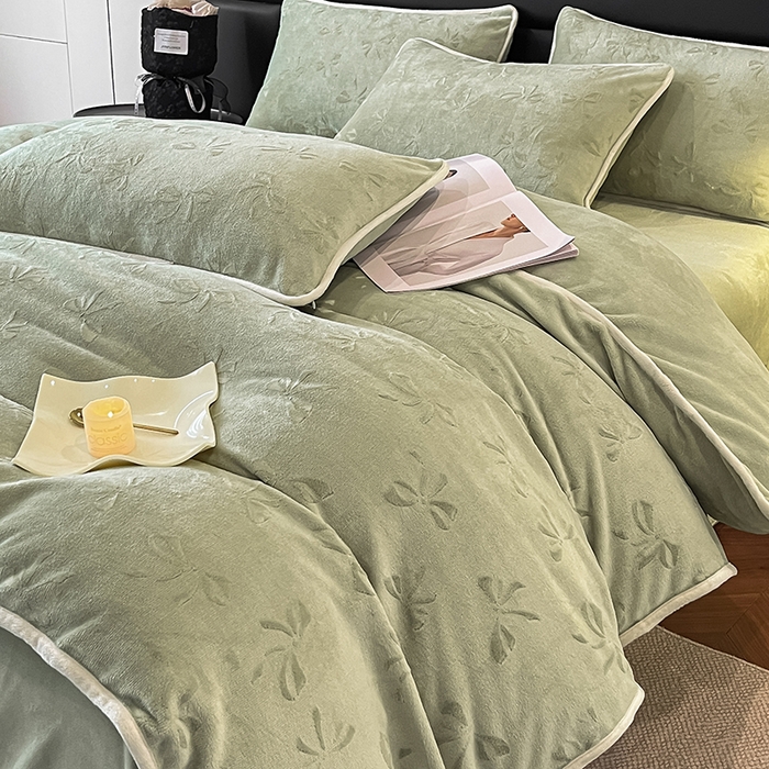 91家纺网 家纺一手货源 找家纺 金阳光家纺 2025新款A类立体雕花蝴蝶结包边款牛奶绒四件套-舞蝶系列 舞蝶-蝶绿