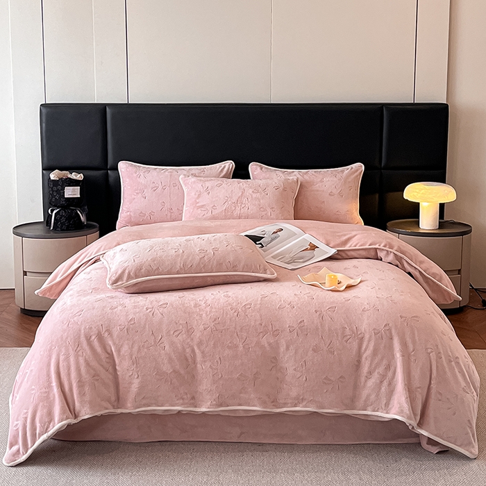 91家纺网 家纺一手货源 找家纺 金阳光家纺 2025新款A类立体雕花蝴蝶结包边款牛奶绒四件套-舞蝶系列 舞蝶-蝶粉