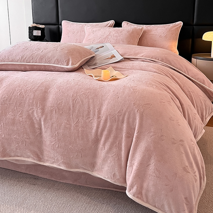 91家纺网 家纺一手货源 找家纺 金阳光家纺 2025新款A类立体雕花蝴蝶结包边款牛奶绒四件套-舞蝶系列 舞蝶-蝶粉