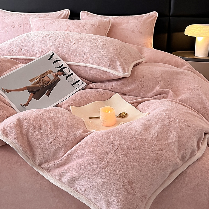 91家纺网 家纺一手货源 找家纺 金阳光家纺 2025新款A类立体雕花蝴蝶结包边款牛奶绒四件套-舞蝶系列 舞蝶-蝶粉