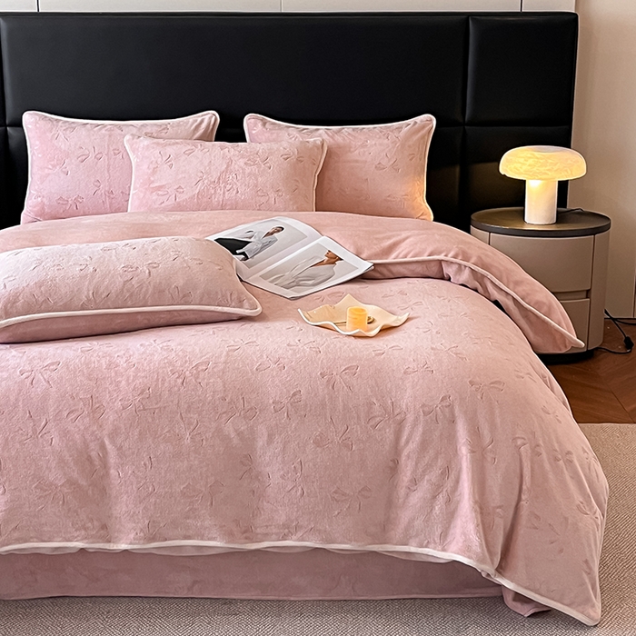 91家纺网 家纺一手货源 找家纺 金阳光家纺 2025新款A类立体雕花蝴蝶结包边款牛奶绒四件套-舞蝶系列 舞蝶-蝶粉