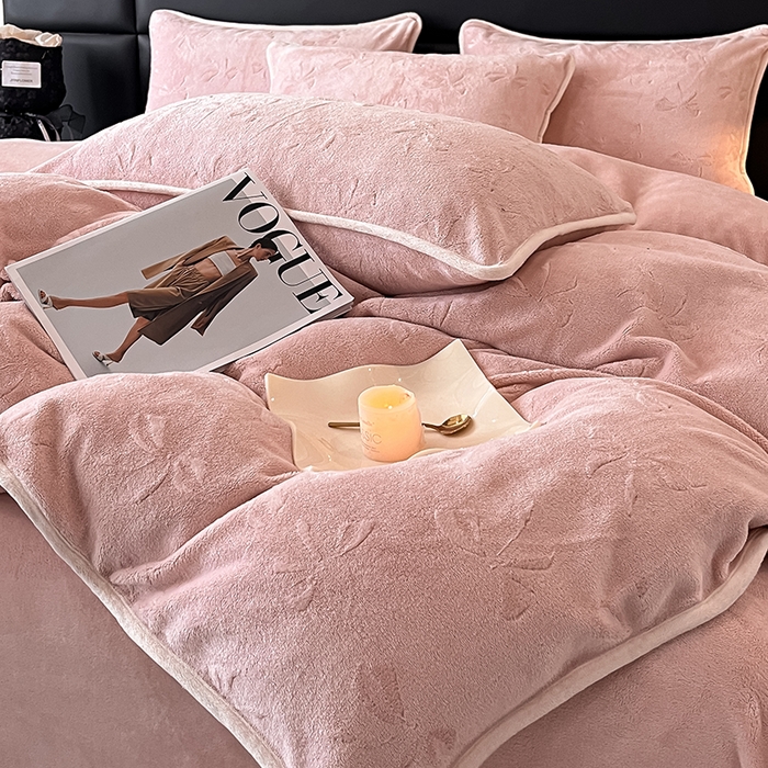 91家纺网 家纺一手货源 找家纺 金阳光家纺 2025新款A类立体雕花蝴蝶结包边款牛奶绒四件套-舞蝶系列 舞蝶-蝶粉