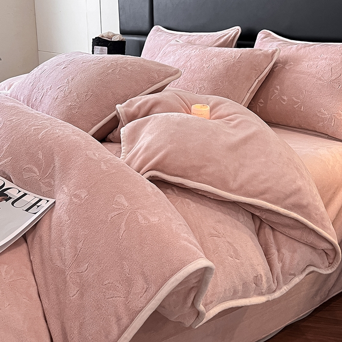 91家纺网 家纺一手货源 找家纺 金阳光家纺 2025新款A类立体雕花蝴蝶结包边款牛奶绒四件套-舞蝶系列 舞蝶-蝶粉