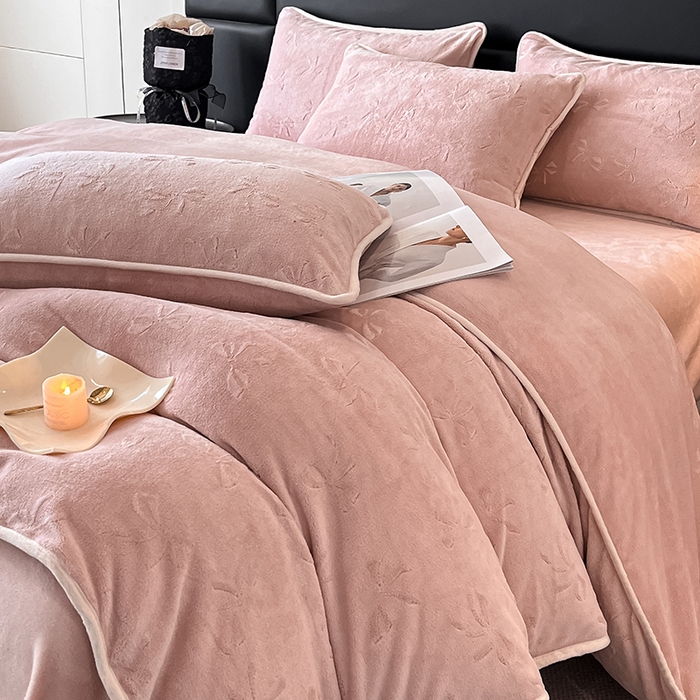 91家纺网 家纺一手货源 找家纺 金阳光家纺 2025新款A类立体雕花蝴蝶结包边款牛奶绒四件套-舞蝶系列 舞蝶-蝶粉