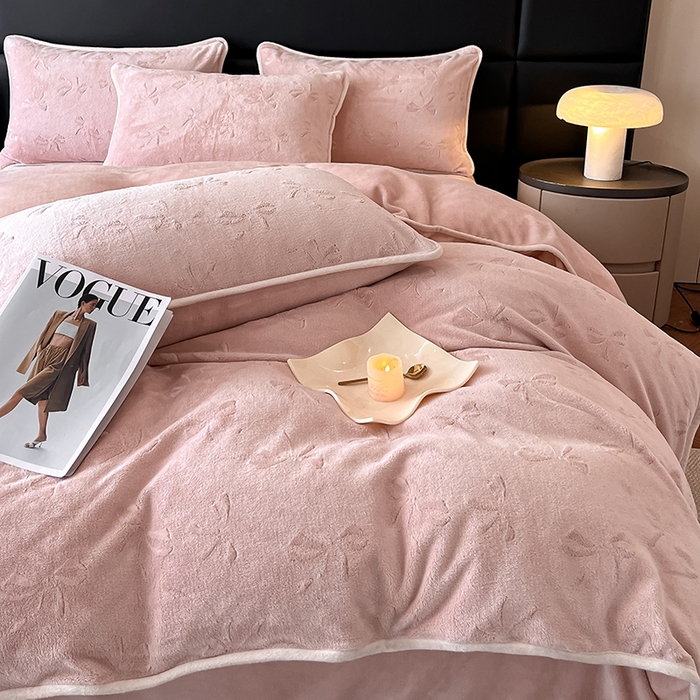 91家纺网 家纺一手货源 找家纺 金阳光家纺 2025新款A类立体雕花蝴蝶结包边款牛奶绒四件套-舞蝶系列 舞蝶-蝶粉