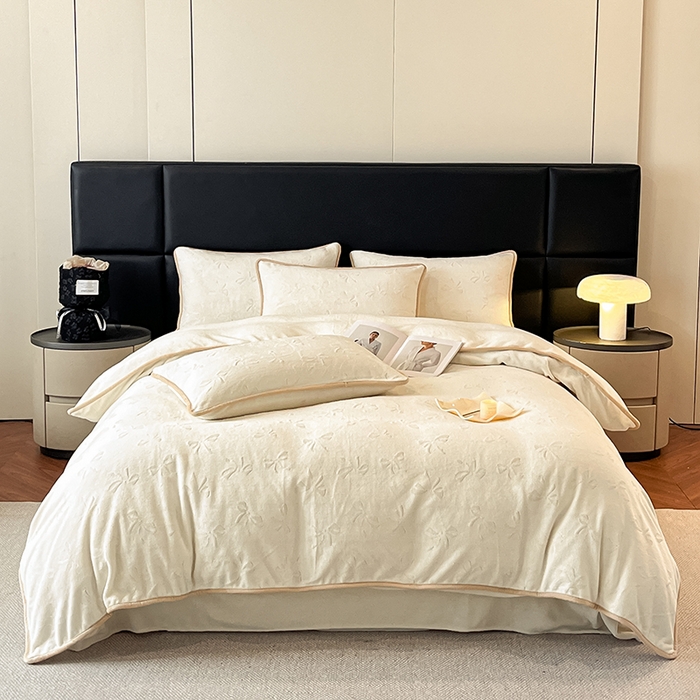 91家纺网 家纺一手货源 找家纺 金阳光家纺 2025新款A类立体雕花蝴蝶结包边款牛奶绒四件套-舞蝶系列 舞蝶-蝶白