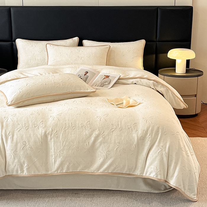 91家纺网 家纺一手货源 找家纺 金阳光家纺 2025新款A类立体雕花蝴蝶结包边款牛奶绒四件套-舞蝶系列 舞蝶-蝶白