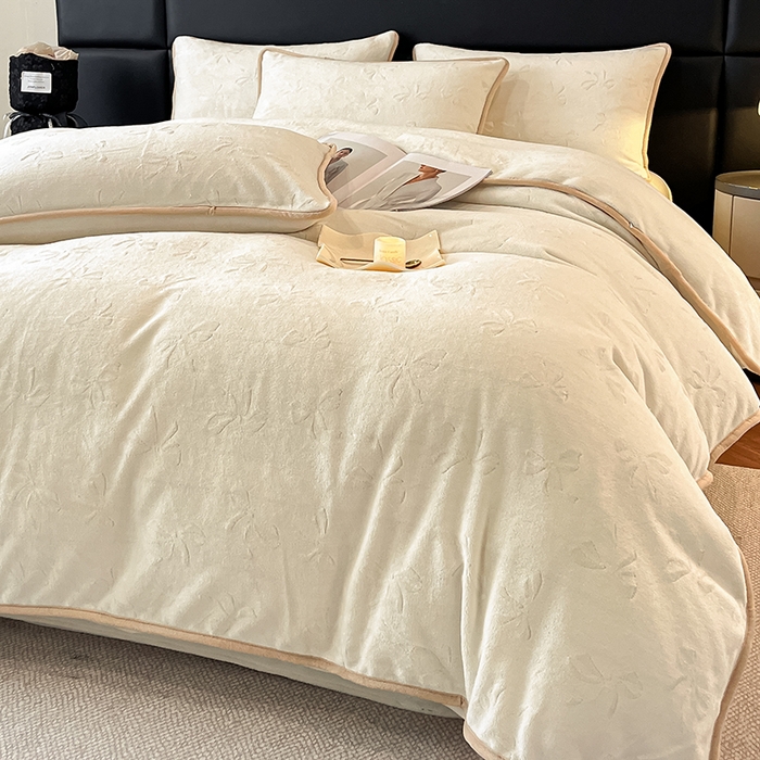 91家纺网 家纺一手货源 找家纺 金阳光家纺 2025新款A类立体雕花蝴蝶结包边款牛奶绒四件套-舞蝶系列 舞蝶-蝶白