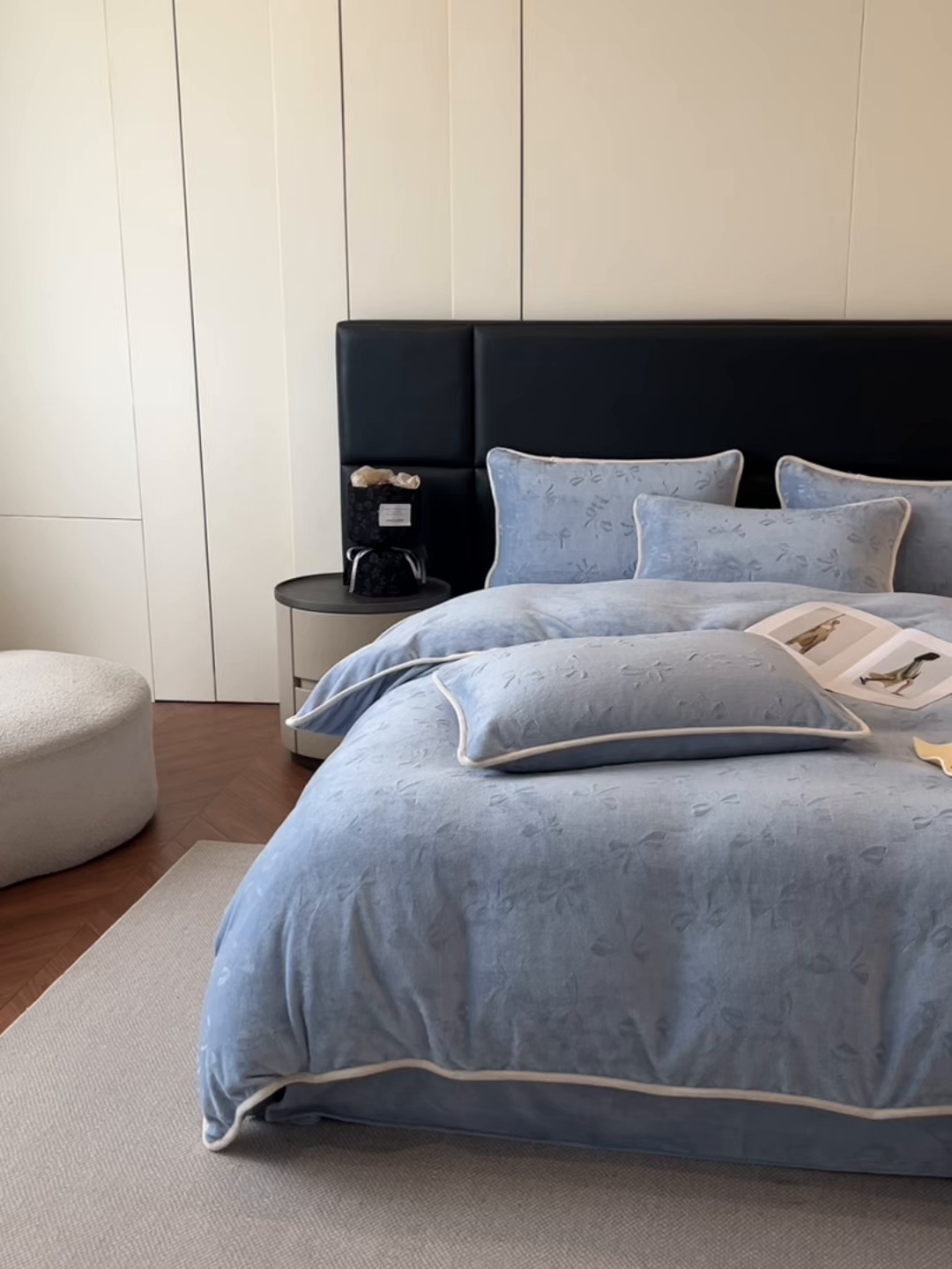 91家纺网 家纺一手货源 找家纺 金阳光家纺 2025新款A类立体雕花蝴蝶结包边款牛奶绒四件套-舞蝶系列 舞蝶-蝶蓝