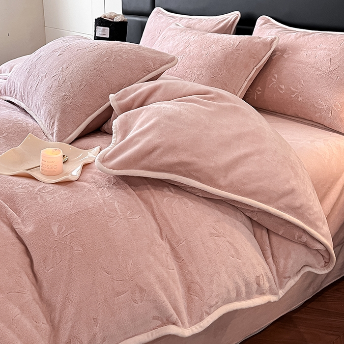 91家纺网 家纺一手货源 找家纺 金阳光家纺 2025新款A类立体雕花蝴蝶结包边款牛奶绒四件套-舞蝶系列 舞蝶-蝶粉