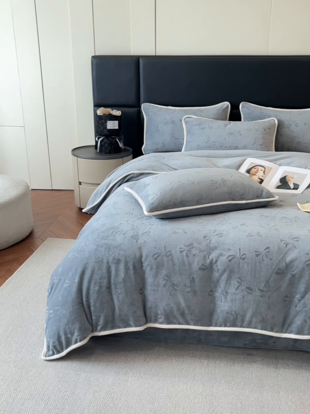 91家纺网 家纺一手货源 找家纺 金阳光家纺 2025新款A类立体雕花蝴蝶结包边款牛奶绒四件套-舞蝶系列 舞蝶-蝶灰