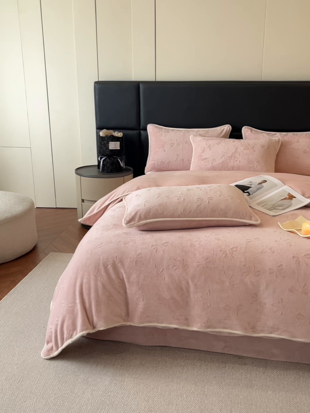 91家纺网 家纺一手货源 找家纺 金阳光家纺 2025新款A类立体雕花蝴蝶结包边款牛奶绒四件套-舞蝶系列 舞蝶-蝶粉