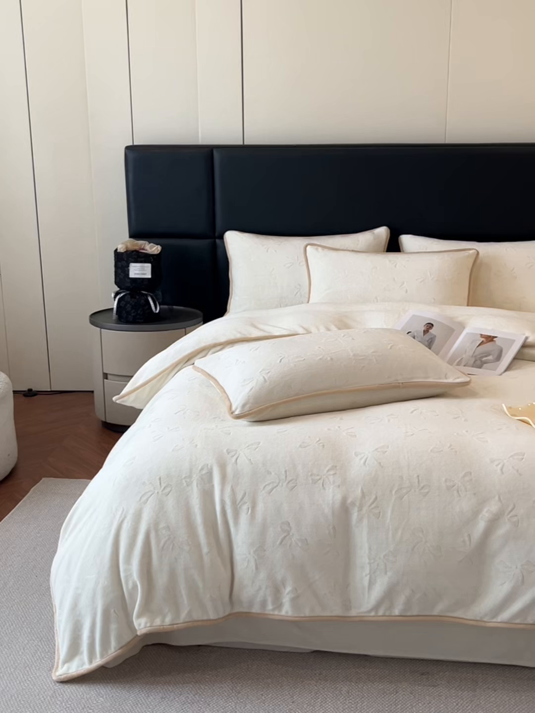 91家纺网 家纺一手货源 找家纺 金阳光家纺 2025新款A类立体雕花蝴蝶结包边款牛奶绒四件套-舞蝶系列 舞蝶-蝶白