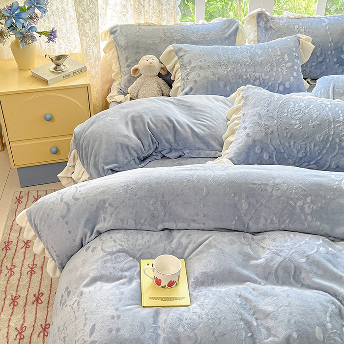 91家纺网 家纺一手货源 找家纺 金阳光家纺 2025新款A类花边款法式风立体雕花牛奶绒四件套-慕斯系列 慕斯-蓝色