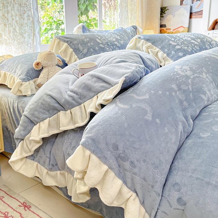 91家纺网 家纺一手货源 找家纺 金阳光家纺 2025新款A类花边款法式风立体雕花牛奶绒四件套-慕斯系列 慕斯-蓝色