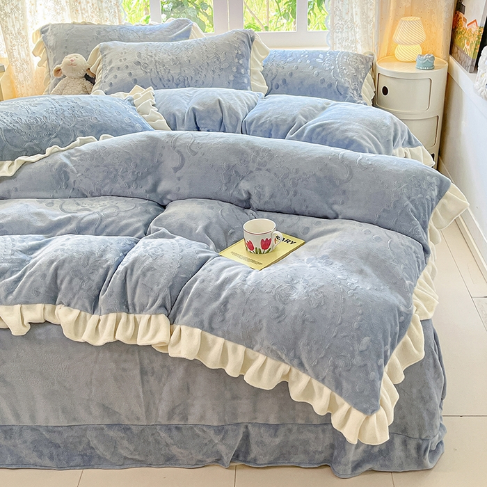 91家纺网 家纺一手货源 找家纺 金阳光家纺 2025新款A类花边款法式风立体雕花牛奶绒四件套-慕斯系列 慕斯-蓝色