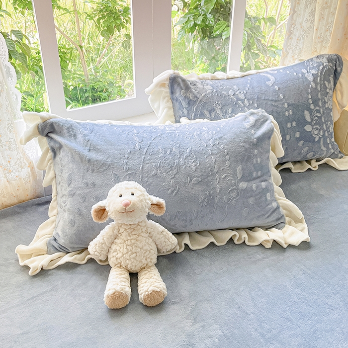 91家纺网 家纺一手货源 找家纺 金阳光家纺 2025新款A类花边款法式风立体雕花牛奶绒四件套-慕斯系列 慕斯-蓝色