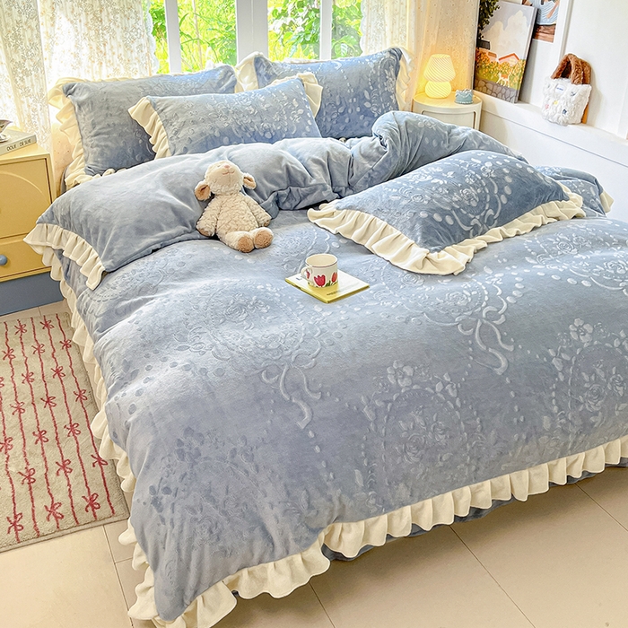 91家纺网 家纺一手货源 找家纺 金阳光家纺 2025新款A类花边款法式风立体雕花牛奶绒四件套-慕斯系列 慕斯-蓝色