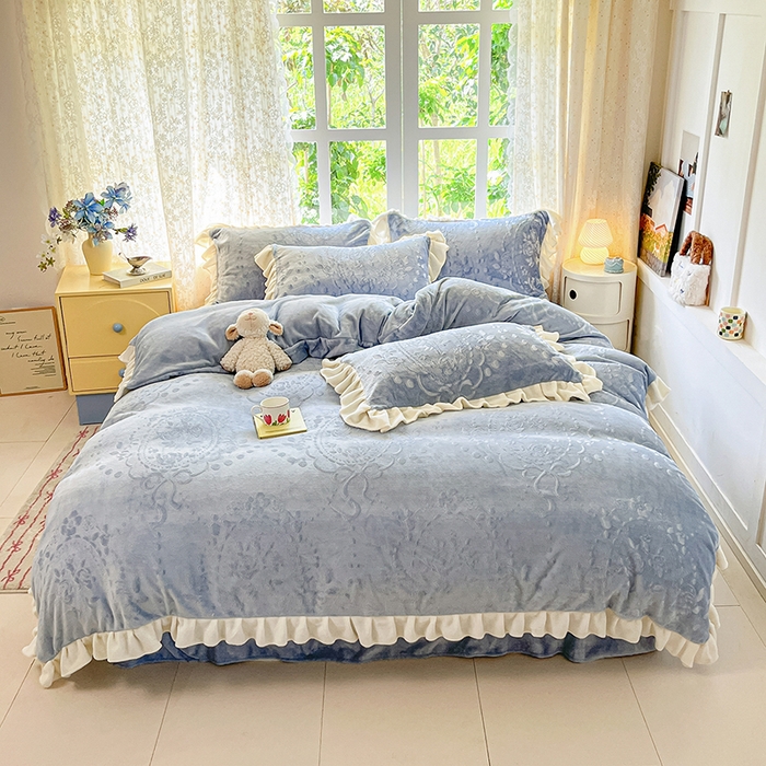 91家纺网 家纺一手货源 找家纺 金阳光家纺 2025新款A类花边款法式风立体雕花牛奶绒四件套-慕斯系列 慕斯-蓝色