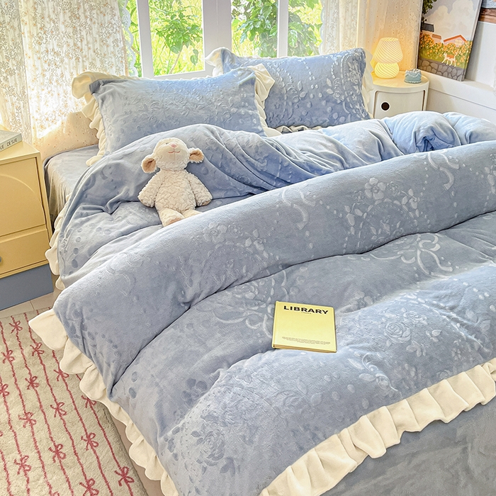 91家纺网 家纺一手货源 找家纺 金阳光家纺 2025新款A类花边款法式风立体雕花牛奶绒四件套-慕斯系列 慕斯-蓝色