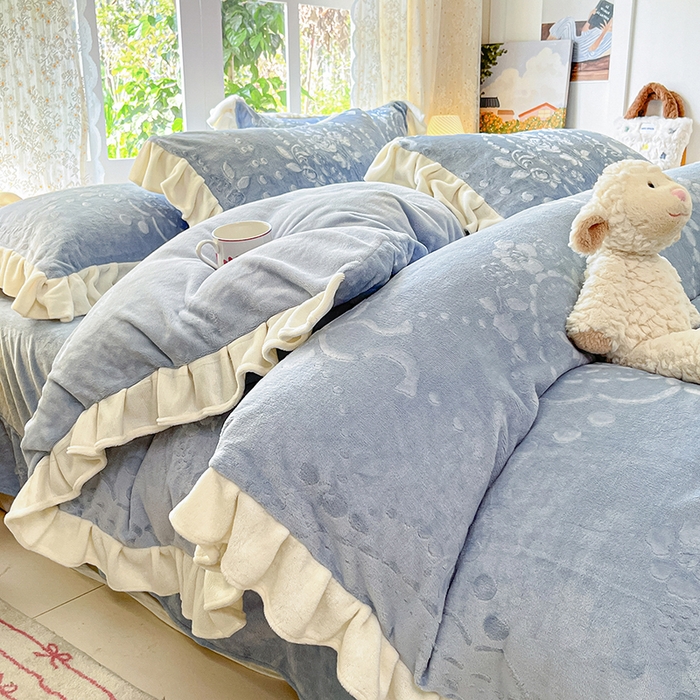 91家纺网 家纺一手货源 找家纺 金阳光家纺 2025新款A类花边款法式风立体雕花牛奶绒四件套-慕斯系列 慕斯-蓝色