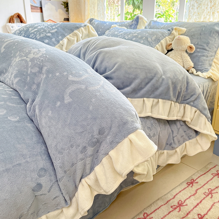 91家纺网 家纺一手货源 找家纺 金阳光家纺 2025新款A类花边款法式风立体雕花牛奶绒四件套-慕斯系列 慕斯-蓝色