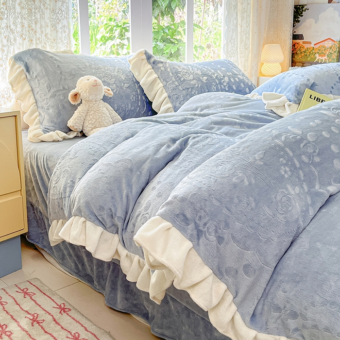 91家纺网 家纺一手货源 找家纺 金阳光家纺 2025新款A类花边款法式风立体雕花牛奶绒四件套-慕斯系列 慕斯-蓝色