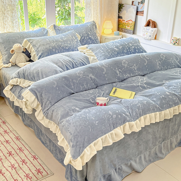 91家纺网 家纺一手货源 找家纺 金阳光家纺 2025新款A类花边款法式风立体雕花牛奶绒四件套-慕斯系列 慕斯-蓝色