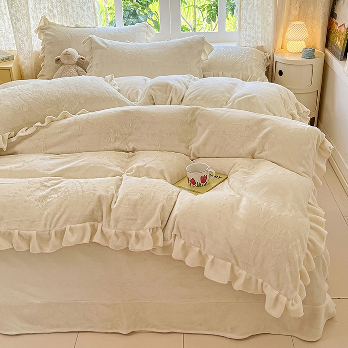 91家纺网 家纺一手货源 找家纺 金阳光家纺 2025新款A类花边款法式风立体雕花牛奶绒四件套-慕斯系列 慕斯-米白色