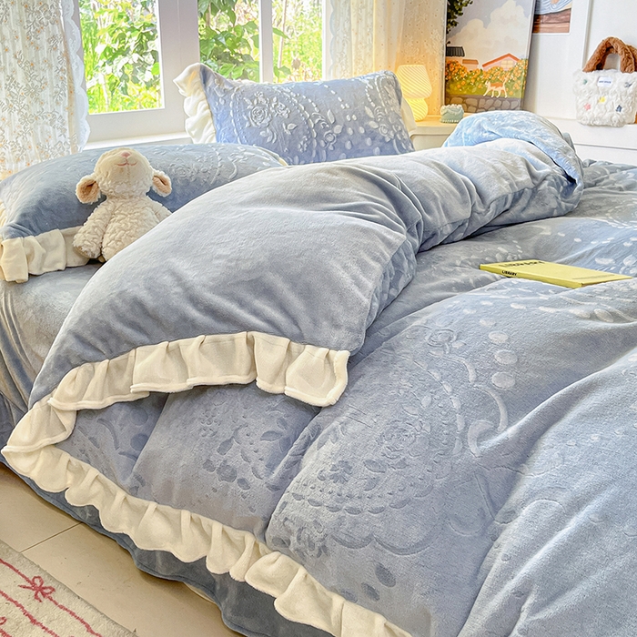 91家纺网 家纺一手货源 找家纺 金阳光家纺 2025新款A类花边款法式风立体雕花牛奶绒四件套-慕斯系列 慕斯-蓝色