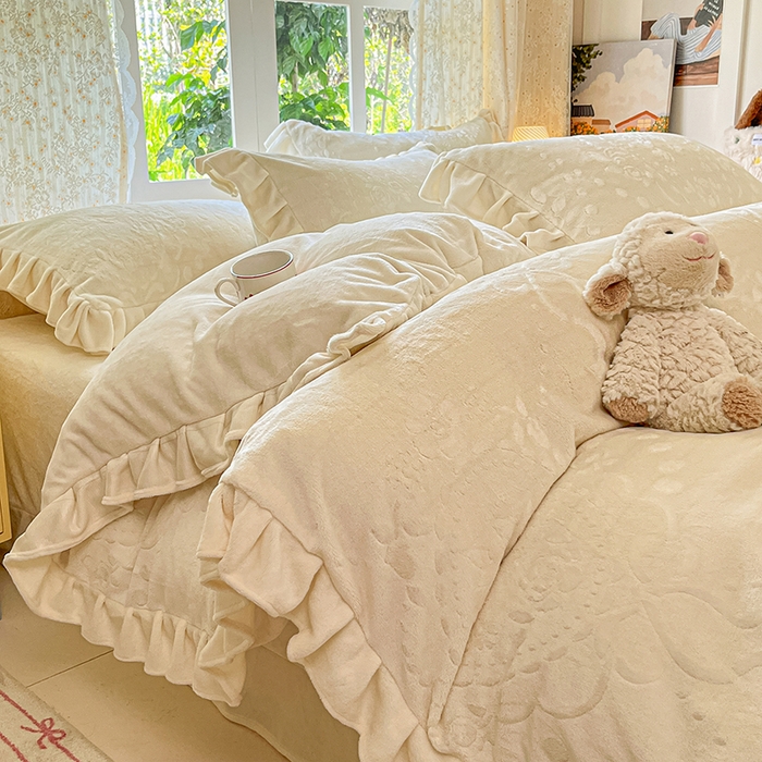 91家纺网 家纺一手货源 找家纺 金阳光家纺 2025新款A类花边款法式风立体雕花牛奶绒四件套-慕斯系列 慕斯-米白色