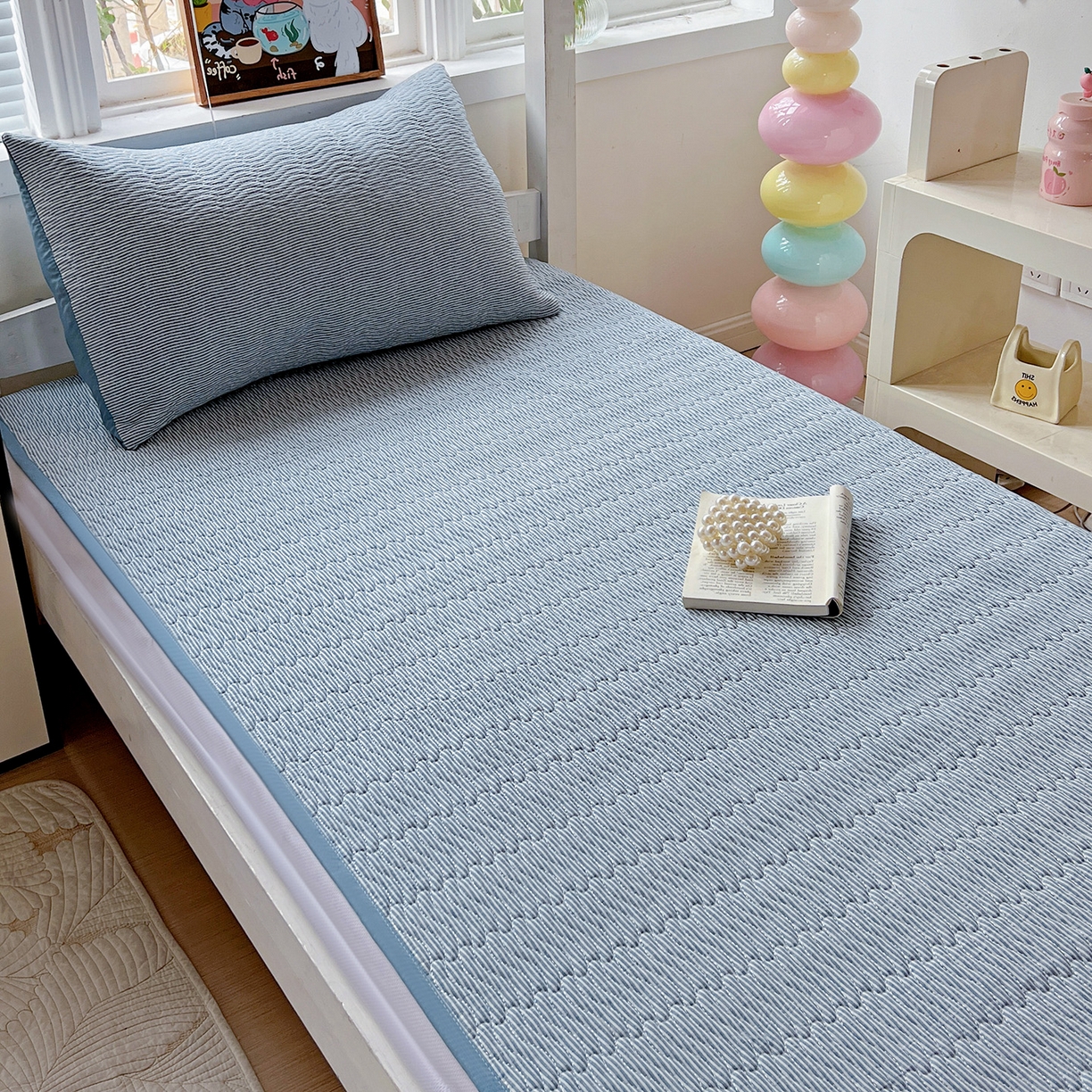 91家纺网 家纺一手货源 找家纺 乐野家居 2025热款学生床全棉色织水洗棉夹棉多功能床垫-床盖 流年布鲁蓝