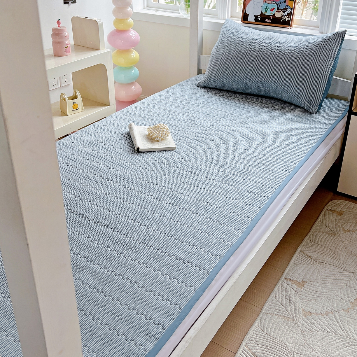 91家纺网 家纺一手货源 找家纺 乐野家居 2025热款学生床全棉色织水洗棉夹棉多功能床垫-床盖 流年布鲁蓝