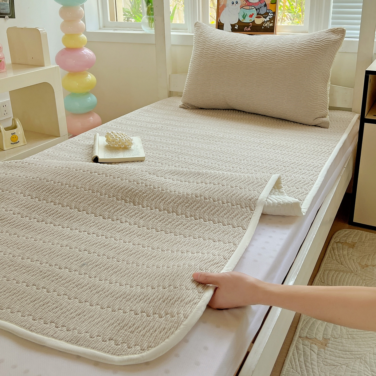 91家纺网 家纺一手货源 找家纺 乐野家居 2025热款学生床全棉色织水洗棉夹棉多功能床垫-床盖 流年米咖