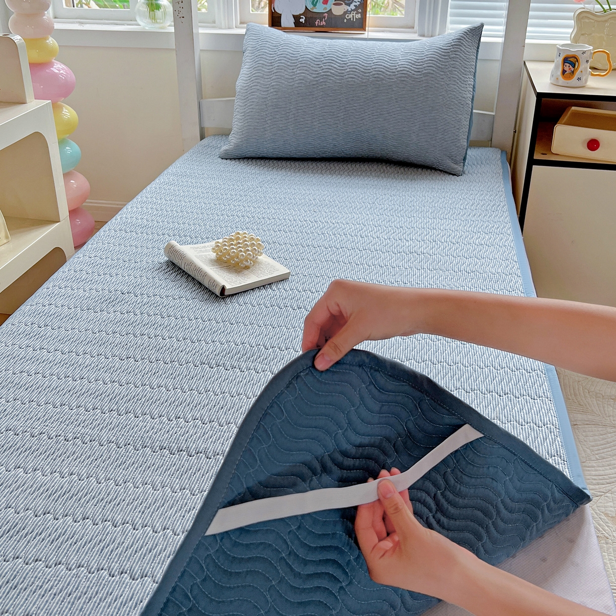 91家纺网 家纺一手货源 找家纺 乐野家居 2025热款学生床全棉色织水洗棉夹棉多功能床垫-床盖 流年布鲁蓝