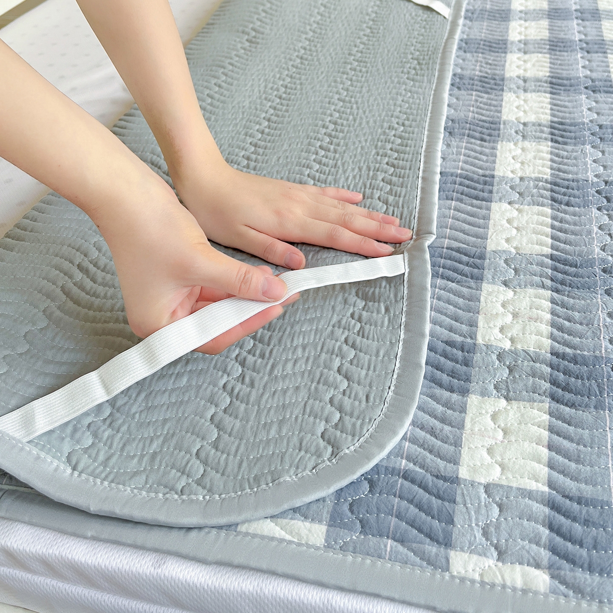 91家纺网 家纺一手货源 找家纺 乐野家居 2025热款学生床全棉色织水洗棉夹棉多功能床垫-床盖 半夏兰