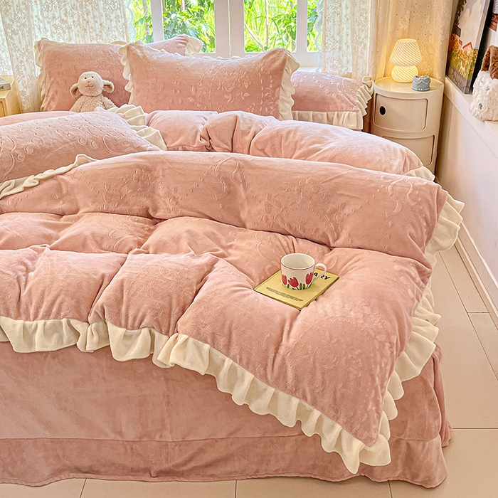 91家纺网 家纺一手货源 找家纺 金阳光家纺 2025新款A类花边款法式风立体雕花牛奶绒四件套-慕斯系列 慕斯-粉色