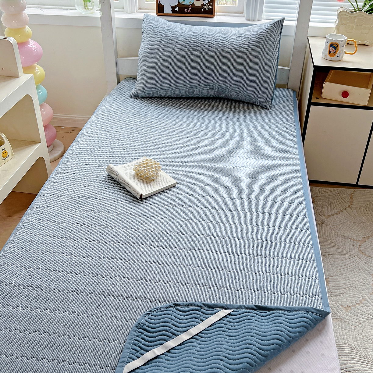 91家纺网 家纺一手货源 找家纺 乐野家居 2025热款学生床全棉色织水洗棉夹棉多功能床垫-床盖 流年布鲁蓝
